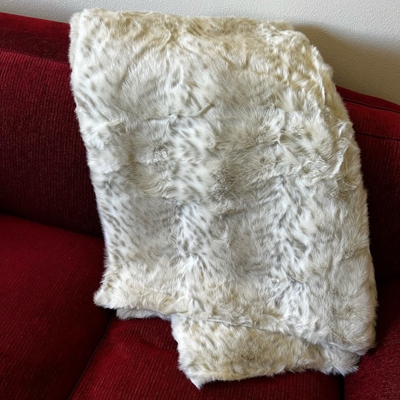 NWOT Limited Edition Lynx Faux Fur Throw 60”x72” - Picture 9 of 11